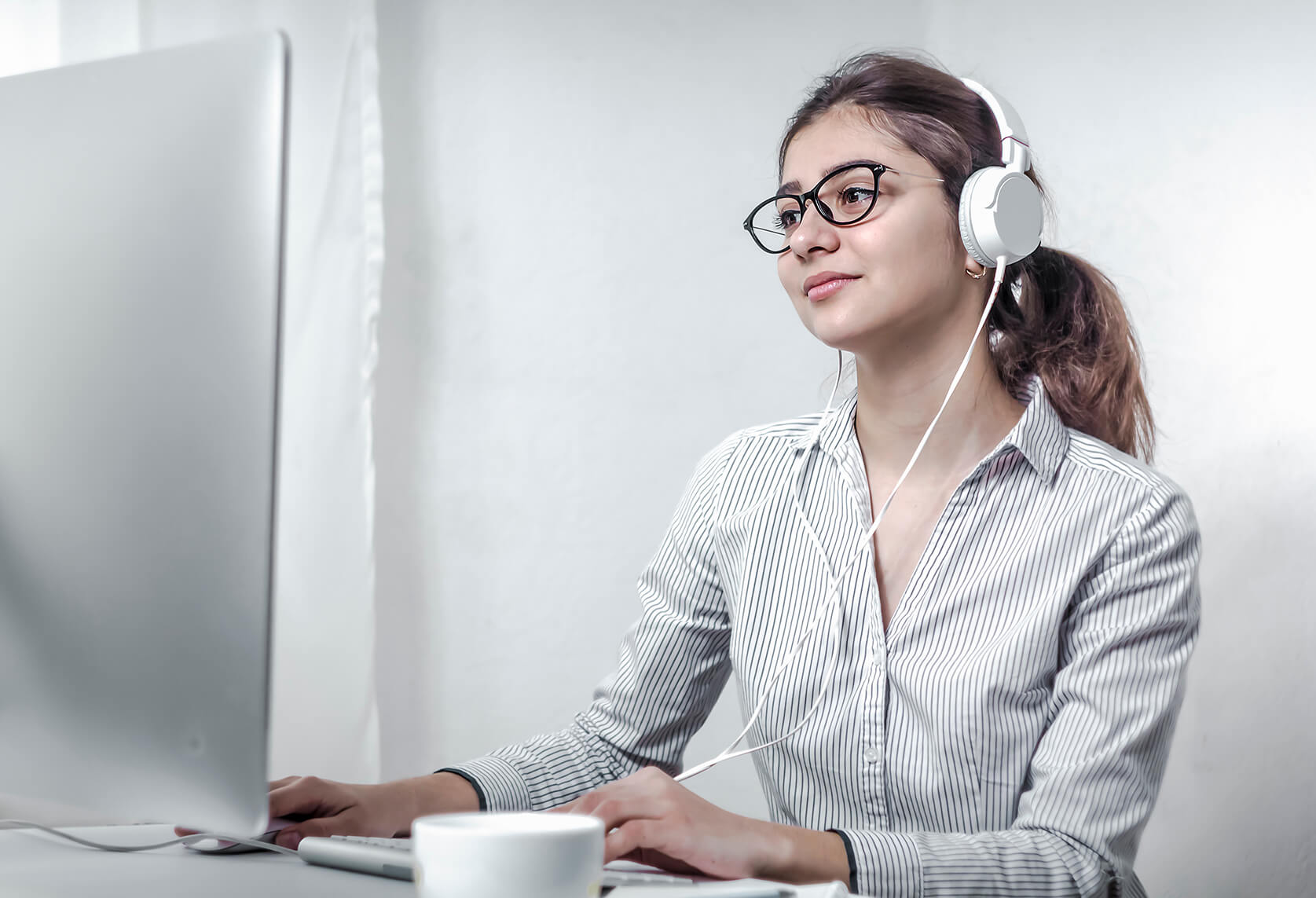 Chatbots: the startup edition woman watching video